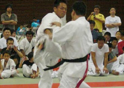 08cyuusikoku600 2008年新極真中四国交流試合決勝藤田選手